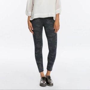 SOLD: SPANX Look At Me Now Black Camo Legging | Size Medium